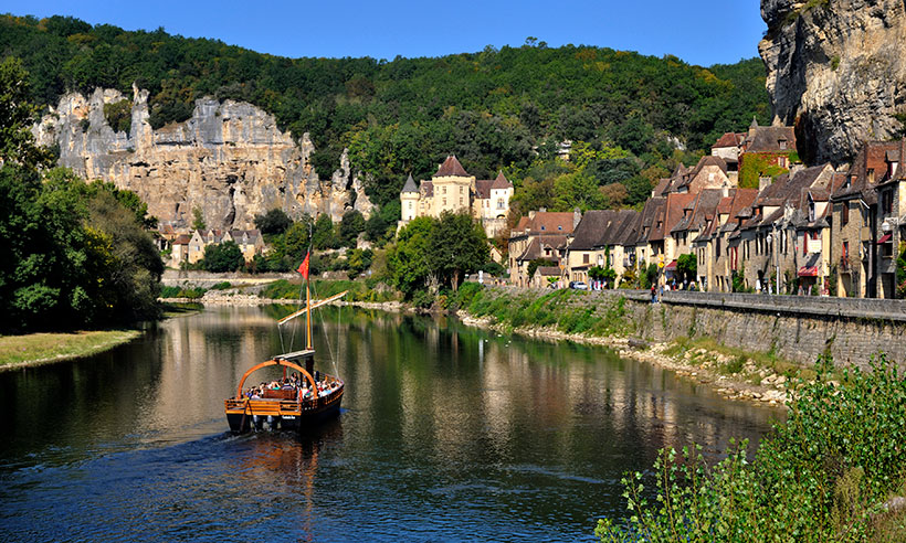 Un paseo en barca por La Roque-Gageac, para muchos el pueblo más bonito de Francia