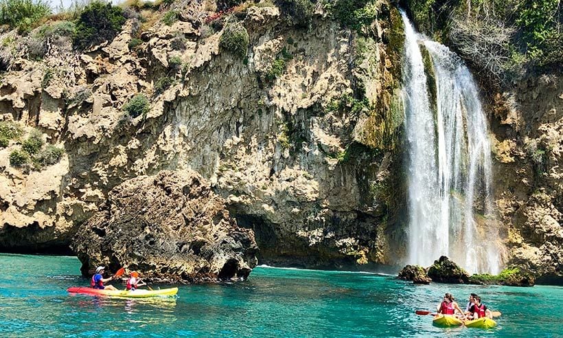 En kayak por calas de ensueño junto a Nerja