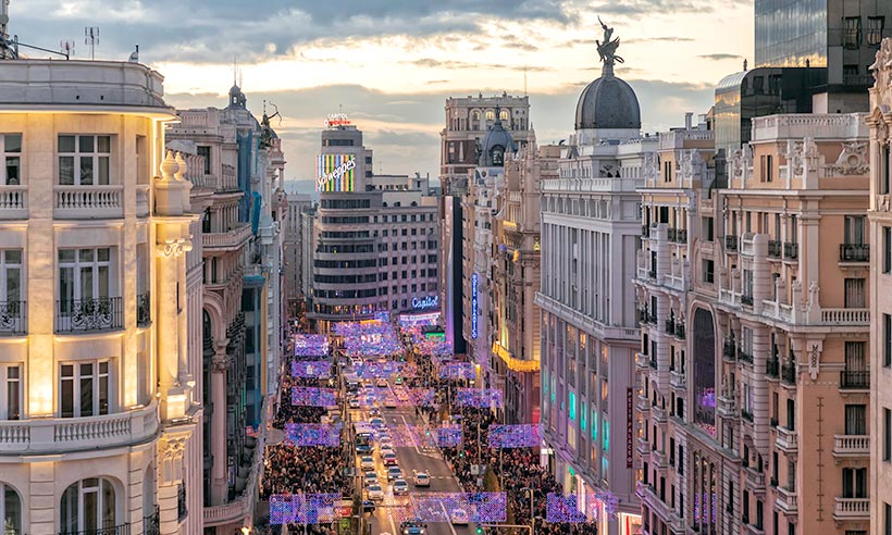 Es hora de (re)descubrir Gran Vía, la calle madrileña siempre a la última