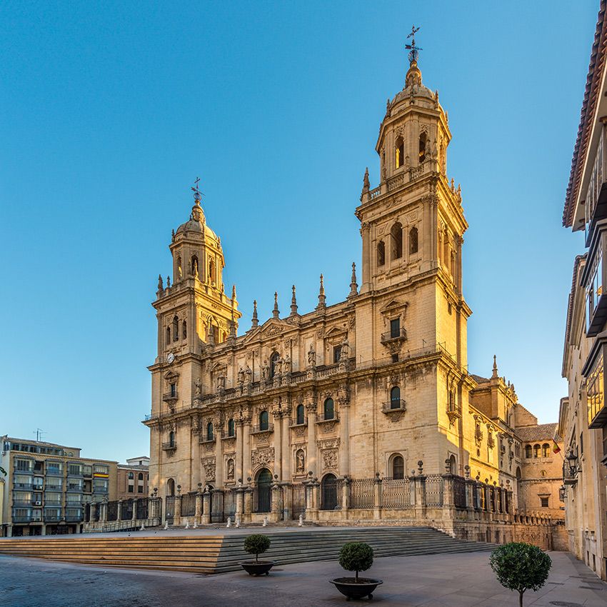 https://www.hola.com/imagenes/viajes/20200214160652/jaen-48-horas-ciudad-andalucia/0-783-607/catedral-jaen-a.jpg