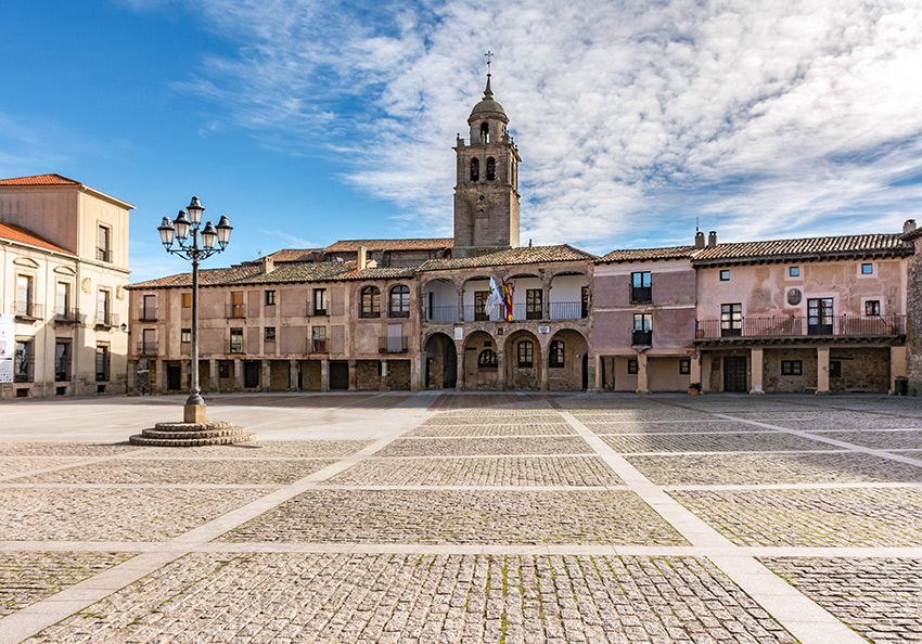 https://www.hola.com/imagenes/viajes/20200214160682/medinaceli-soria-en-imagenes/0-783-799/plaza-mayor-a.jpg