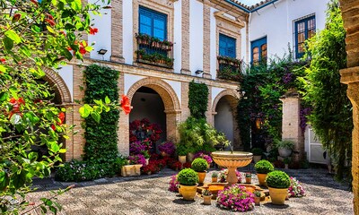 Los patios más bonitos de Córdoba, resumidos en el Palacio de Viana