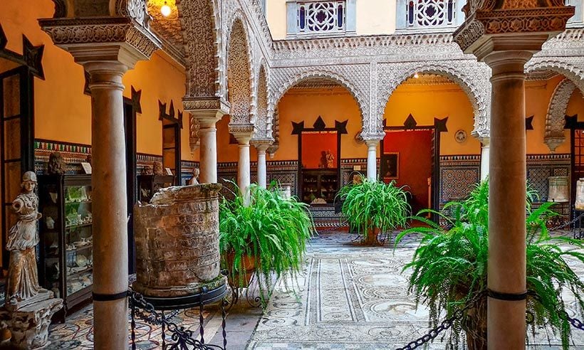 Sevilla de palacio en palacio, grandes tesoros más allá de la Giralda