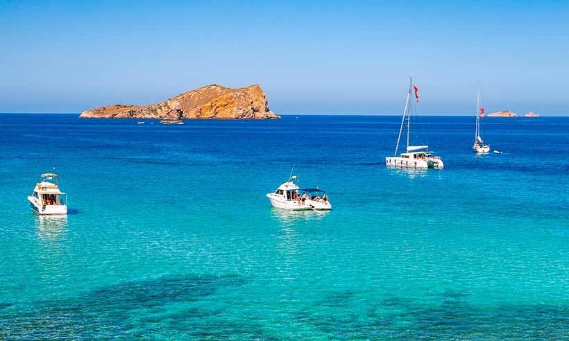 En velero por calas escondidas de la costa ibicenca
