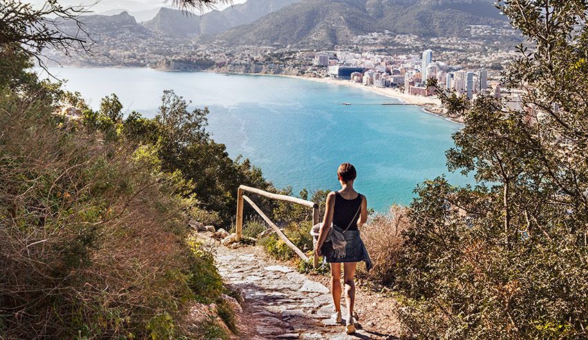 Una playa larguísima y un peñón mítico, verano azul en Calpe