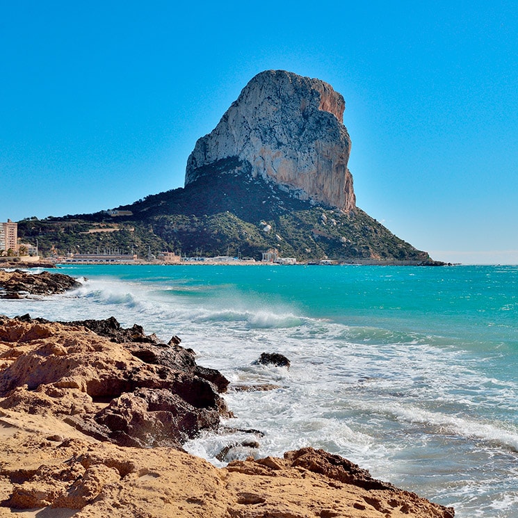 Una playa larguísima y un peñón mítico, verano azul en Calpe