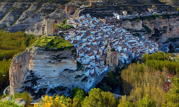 Alcalá de Júcar, un cañón, un castillo, cuevas y aventuras en el río