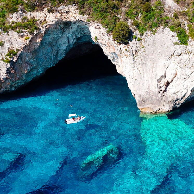 La isla de las cuevas azules, un gran descubrimiento en el Mediterráneo