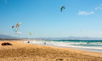Playa de Los Lances, viento, adrenalina y plató de Masterchef