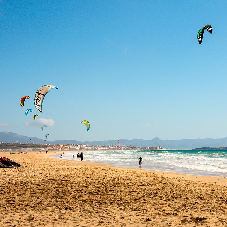 Playa de Los Lances, viento, adrenalina y plató de Masterchef