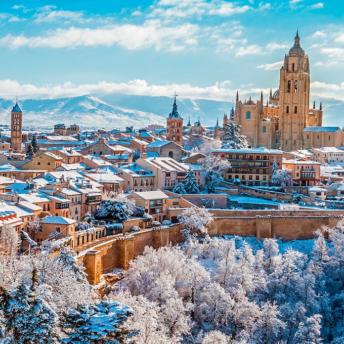 Pueblos y paisajes de España más bonitos aún en invierno bajo la nieve