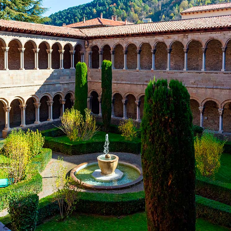 Un paseo tranquilo por los claustros más bonitos de España