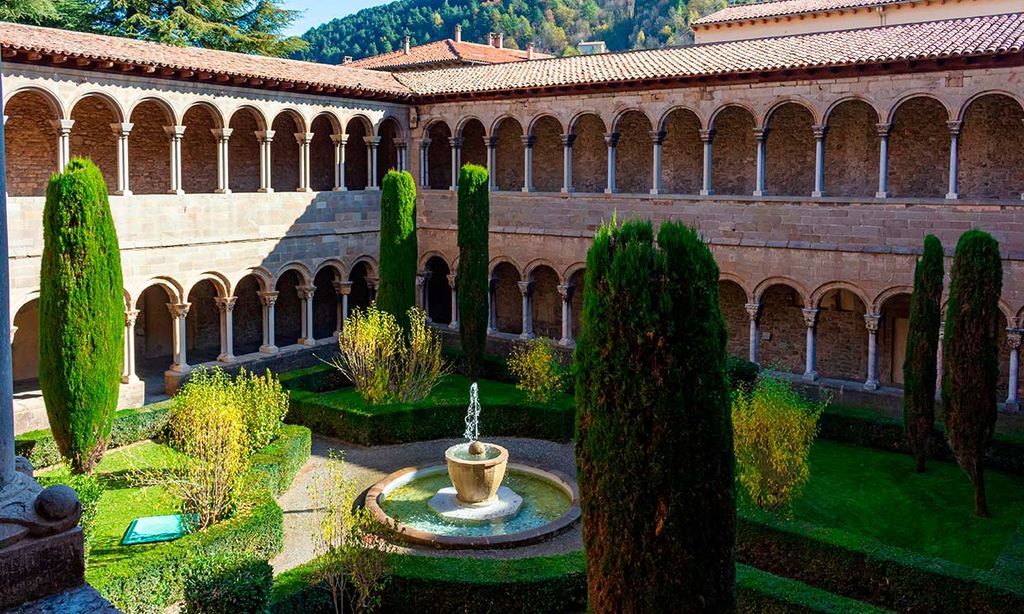 Un paseo tranquilo por los claustros más bonitos de España