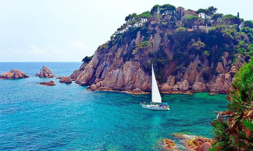 Velero en la Costa Brava, Girona