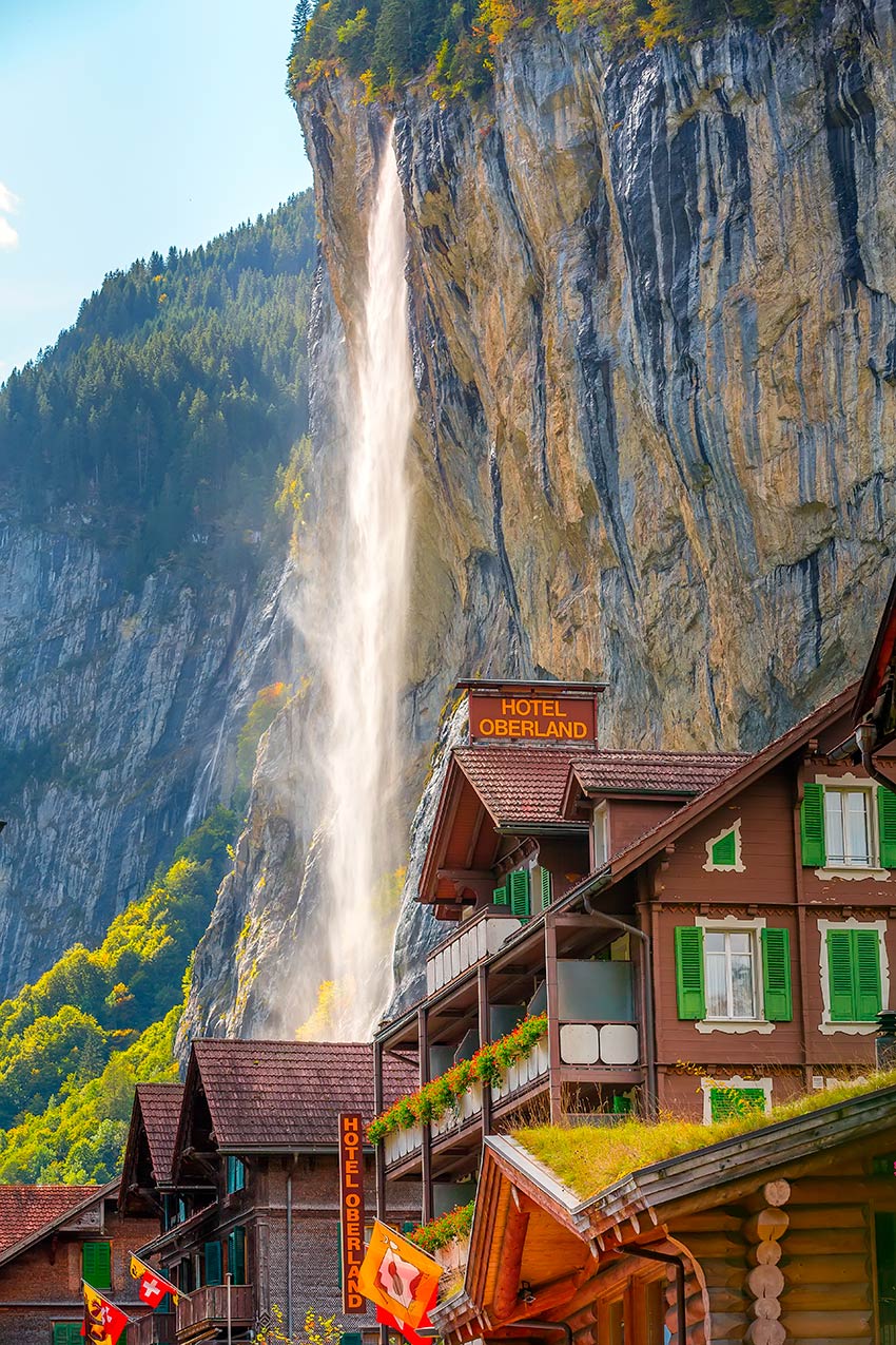 Pueblo de Lauterbrunnen y cascada de Staubbach, Suiza