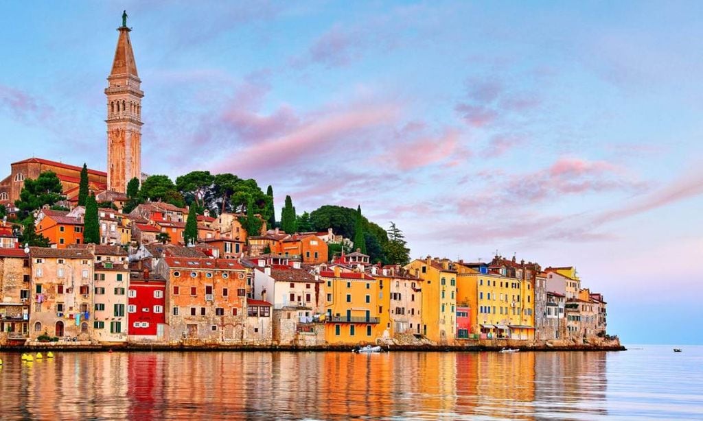 Amanecer en la ciudad de Rovinj, Península de Istria, Croacia