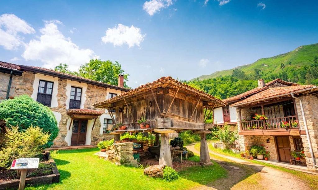 Localidad de Espinareu, en Asturias, el pueblo con más hórreos de la provincia