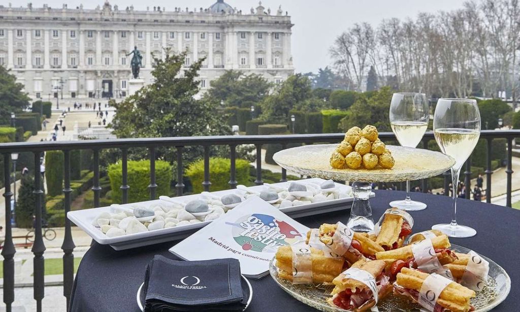 Catering de Ramón Freixa en la terraza del Teatro Real para el pasado Gastrofestival, al fondo el Palacio Real y los jardines de Sabatini.