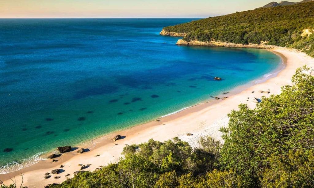 Hermosa bahía de playa en Portinho da Arrábida, junto a Setúbal