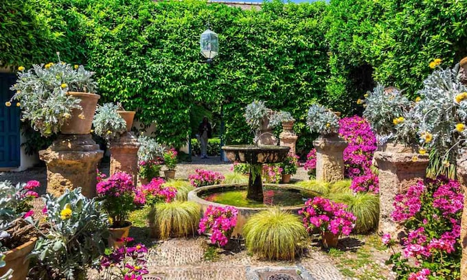 Precioso jardín repleto de flores en el Palacio de Viana, Córdoba
