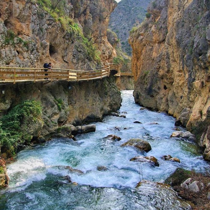 Un camino de pasarelas sobre las aguas en Granada