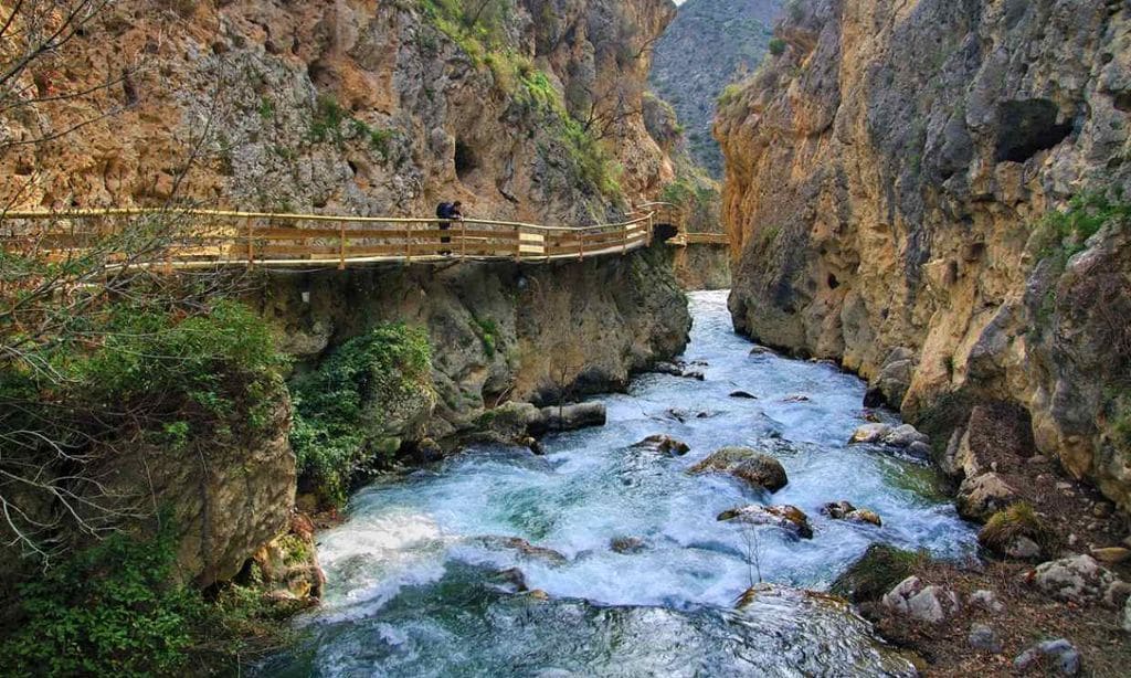 Un camino de pasarelas sobre las aguas en Granada