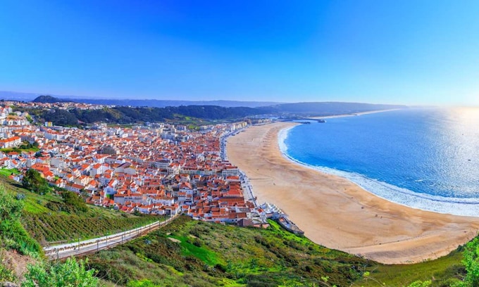 Panorámica de la ciudad de Nazaré, en la costa portuguesa