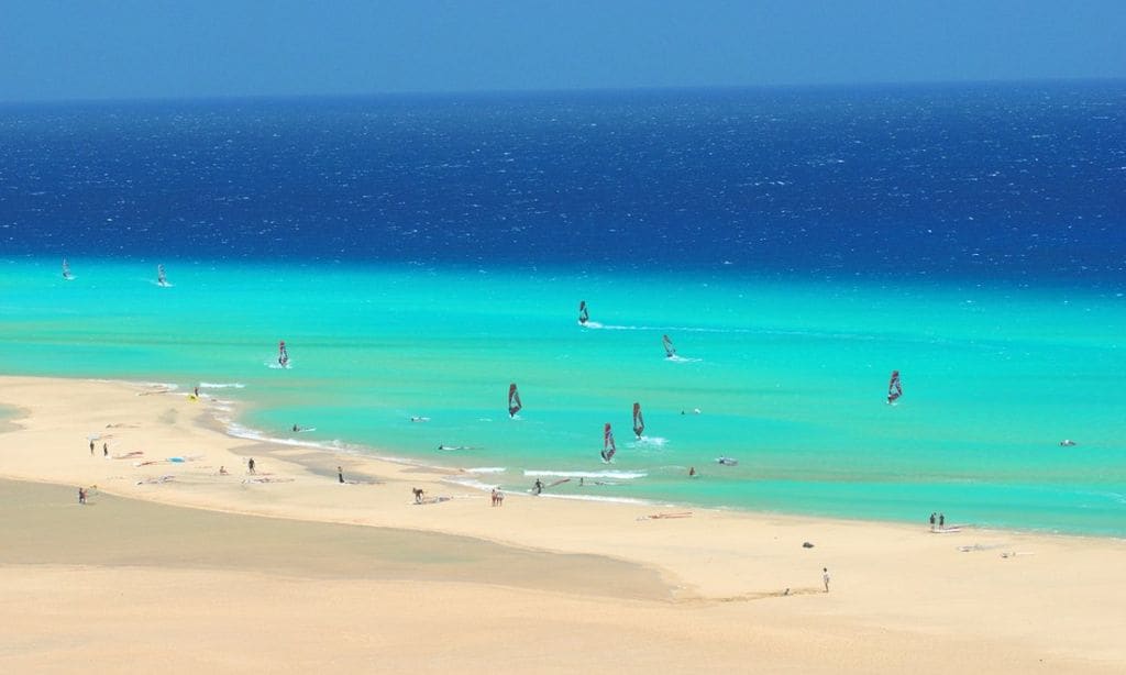 Practicando windsurf en las playas de Fuerteventura