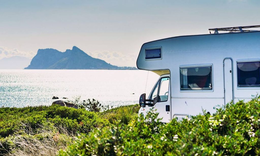 Autocaravana en la costa española frente a Gibraltar