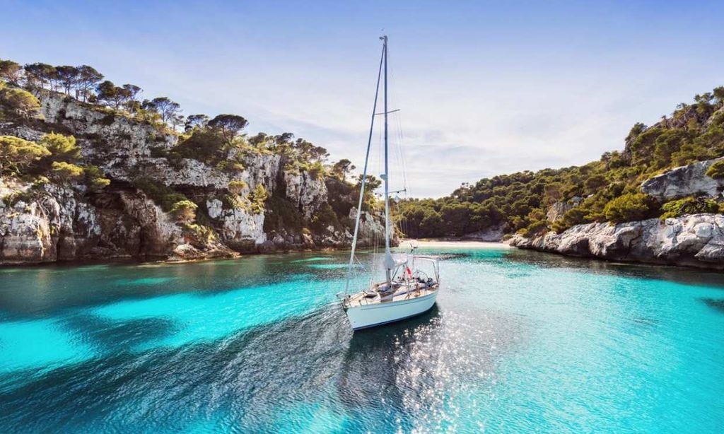 De cala en cala por la costa de Menorca, más cerca del paraíso