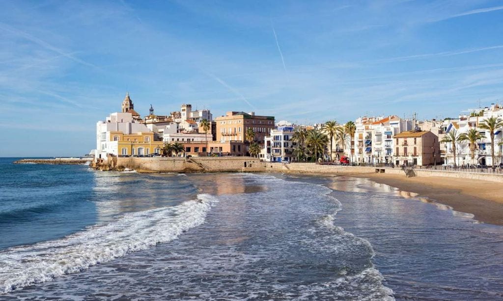 Panorámica de Sitges, una pequeña ciudad costera imprescindible de Barcelona