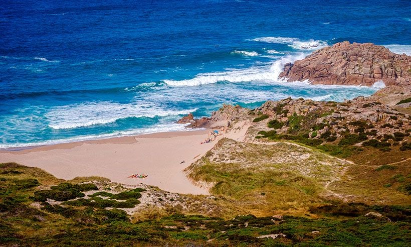 Playa de la costa da Morte cerca de cabo Vilán