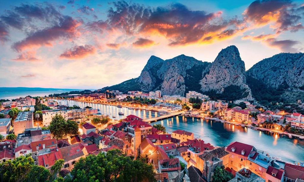 Atardecer en la ciudad pirata de Omis, Croacia