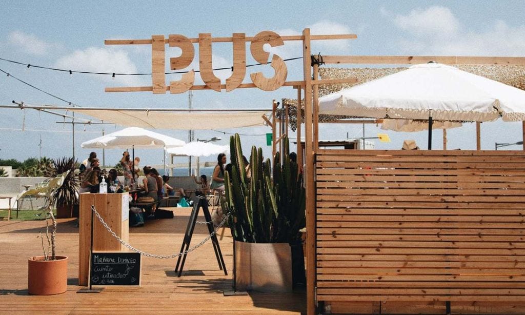 Bus Terraza, el sito de moda con vistas al mar en Barcelona