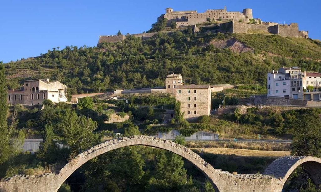 Panorámica del bonito pueblo de Cardona en la provincia de Barcelona