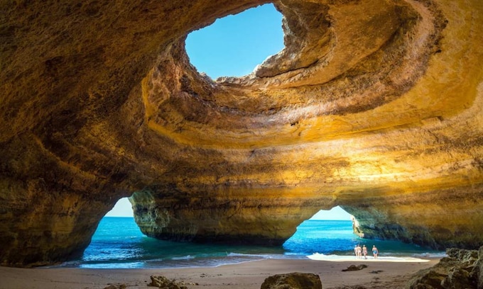 Cueva de Benagil en el Algarve, Portugal