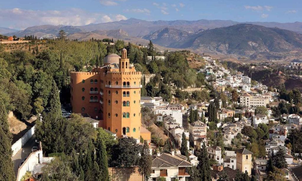 Sueños en un palacio de esencia andalusí a los pies de La Alhambra