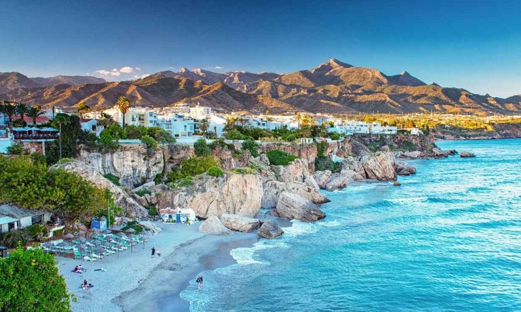 Una ruta por Nerja recordando aquel ‘Verano azul’ en su aniversario