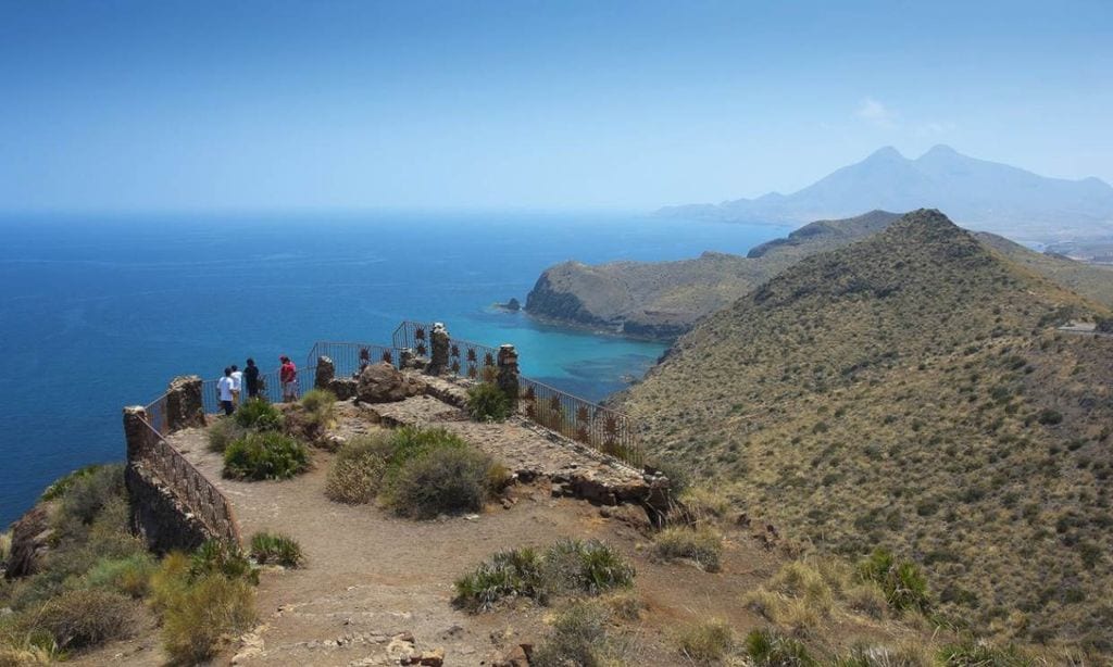 Una ruta entre San José y Agua Amarga por calas desconocidas para alargar el verano