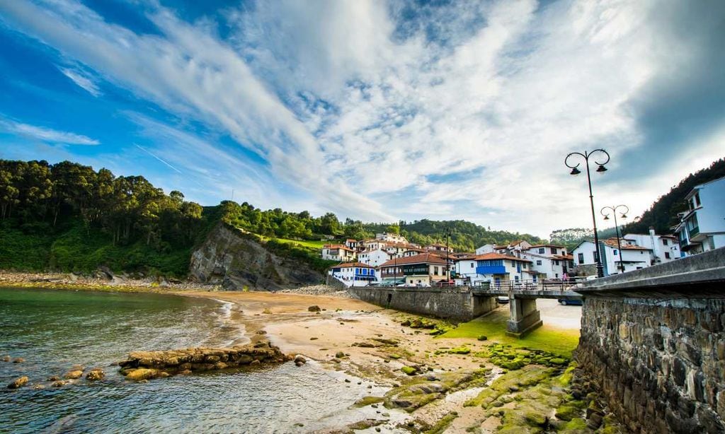 Entre sidrerías, playas y dinosaurios por la costa asturiana