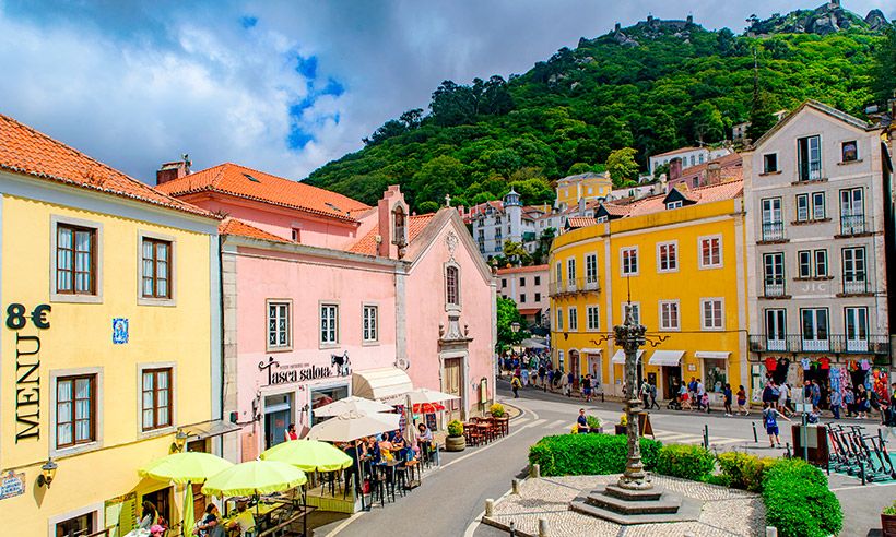 Plaza de la bonita ciudad de Sintra, Portugal