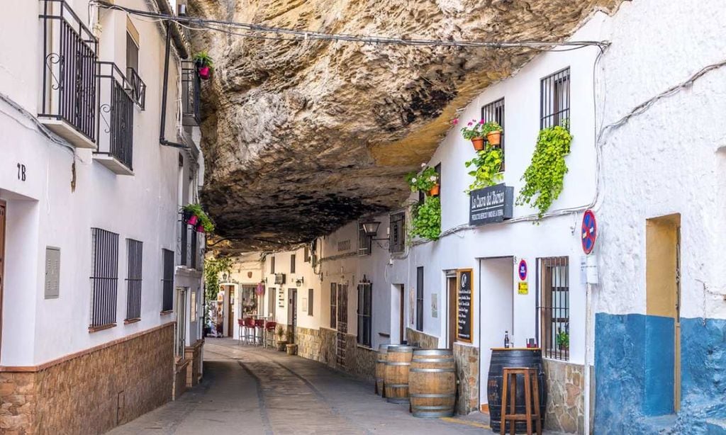 Techos de pura roca en las calles del pueblo de Setenil de las Bodegas, Cádiz.