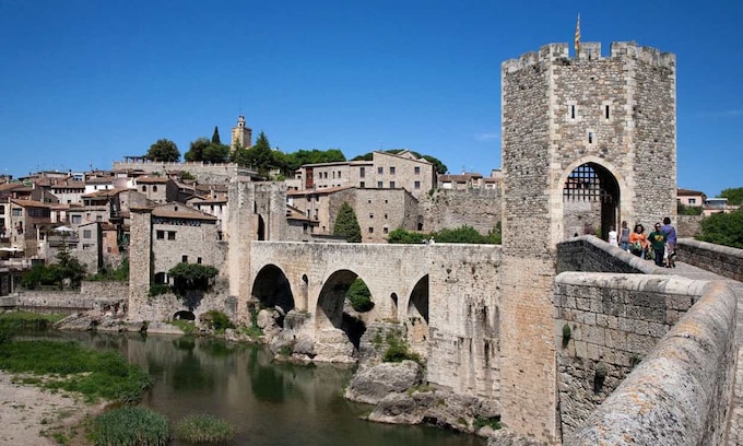 Puente medieval de la localidad de Besalú, Girona