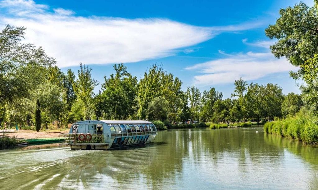 El Curiosity es un barco turístico que recorre el Tajo en Aranjuez