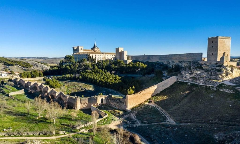 Vista del castillo y el monasterio del pequeño pueblo de Uclés en Cuenca