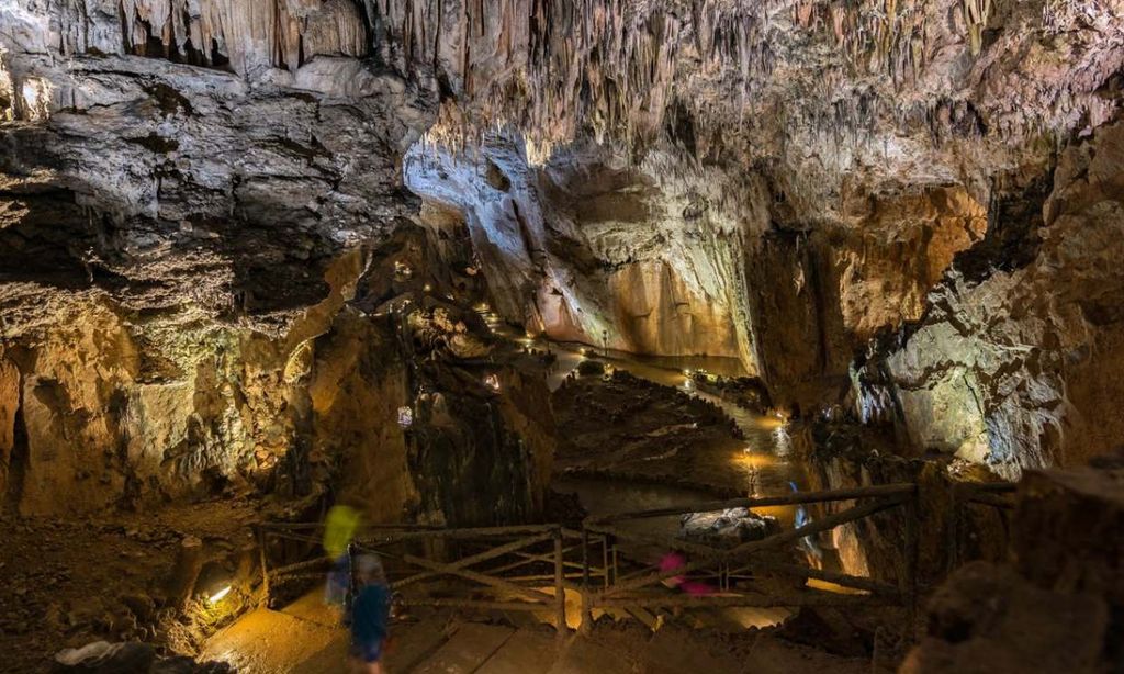 De las hoces de Vegacervera a la cueva de Valporquero, nos vamos de ruta por León