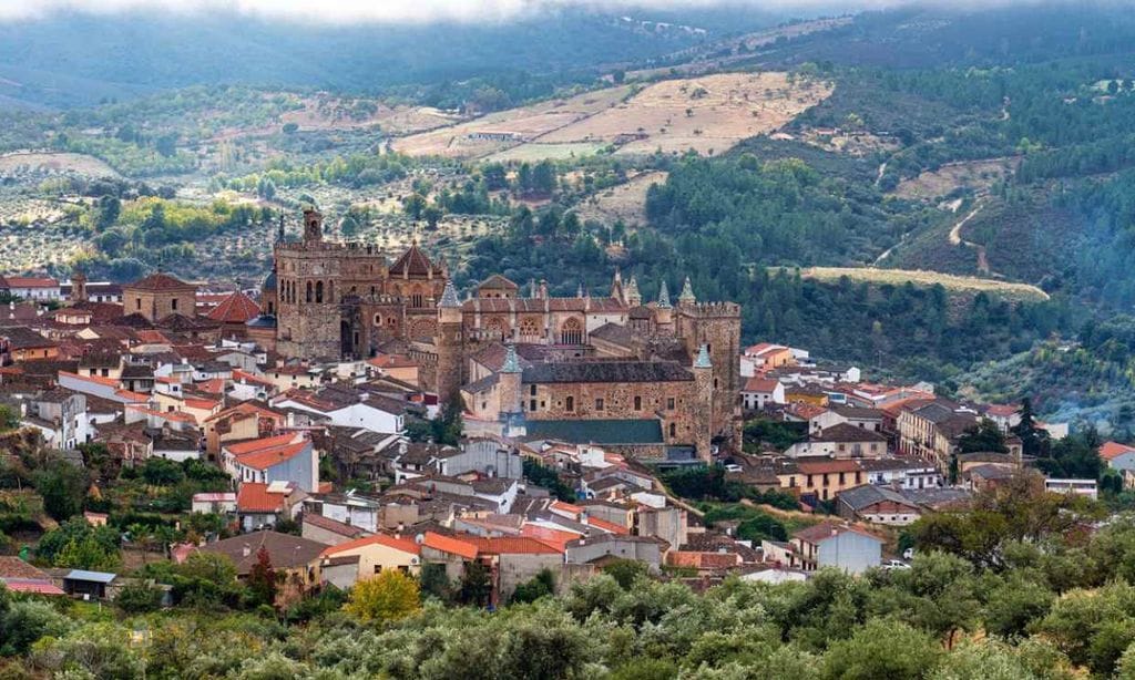 Panorámica de la localidad cacereña de Guadalupe, uno de los pueblos más bonitos de España