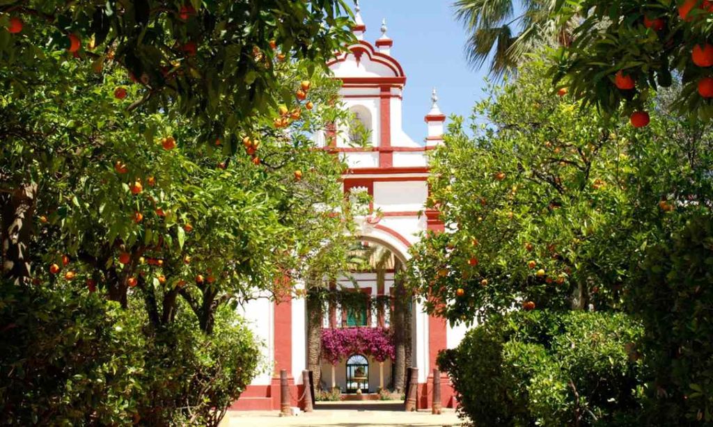 Fachada de la Hacienda Guzmán, un palacio para el aceite de oliva a las afueras de Sevilla