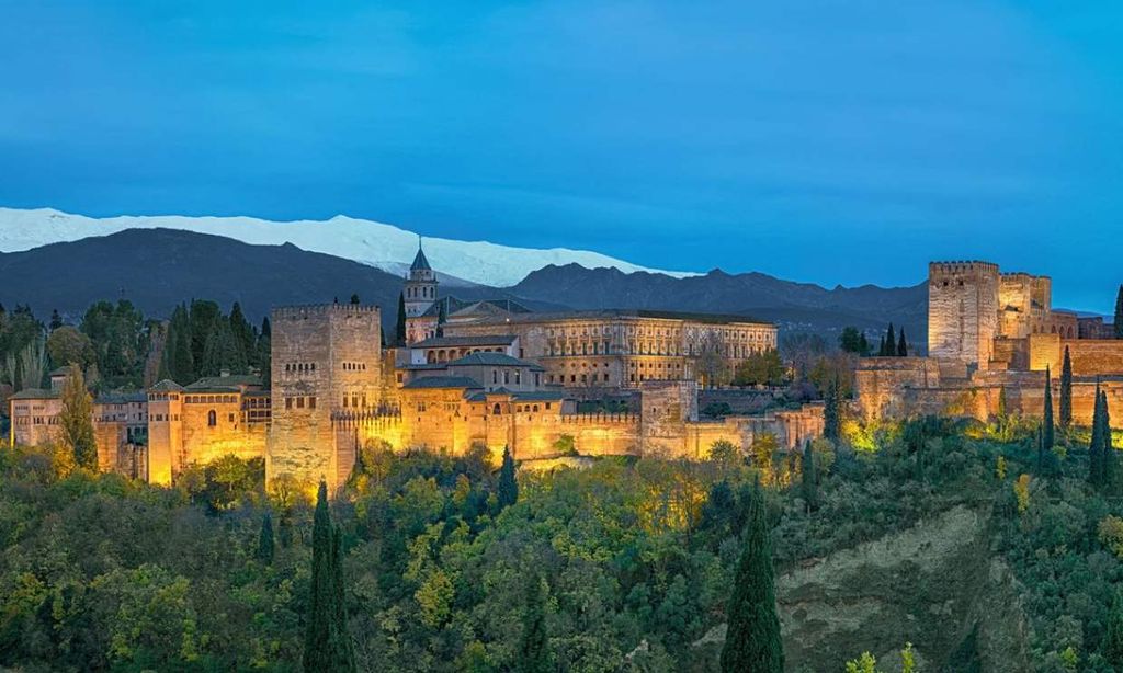 Panorámica de la Alhambra de Granada en otoño