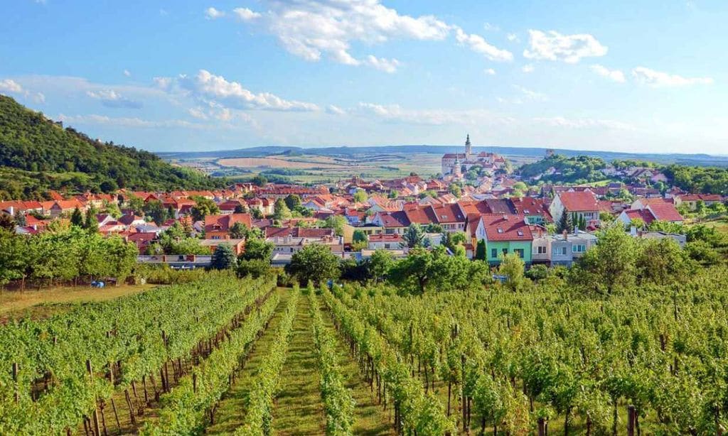 Ruta entre pueblos medievales, viñedos y palacios de Moravia